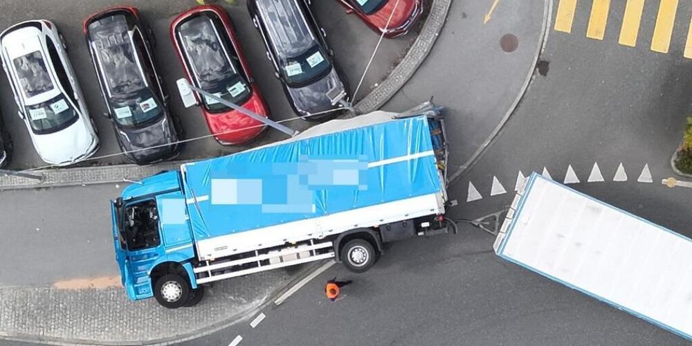 Der gekippte Lastwagen und der Anhänger blockierten den Kreisel.