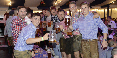 Die Lederhosen können im Schrank bleiben: In diesem Jahr gibt es in Ausserschwyz kein Oktoberfest. (Bild: Archiv)