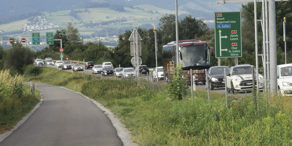 Der national bekannte Sänger Markus Stadelmann ärgerte sich, dass man ihn bei den Umleitungen rund um die Bauarbeiten bei der Verzweigung Reichenburg sozusagen an der Nase herumführte. (Bild: Lars Morger)
