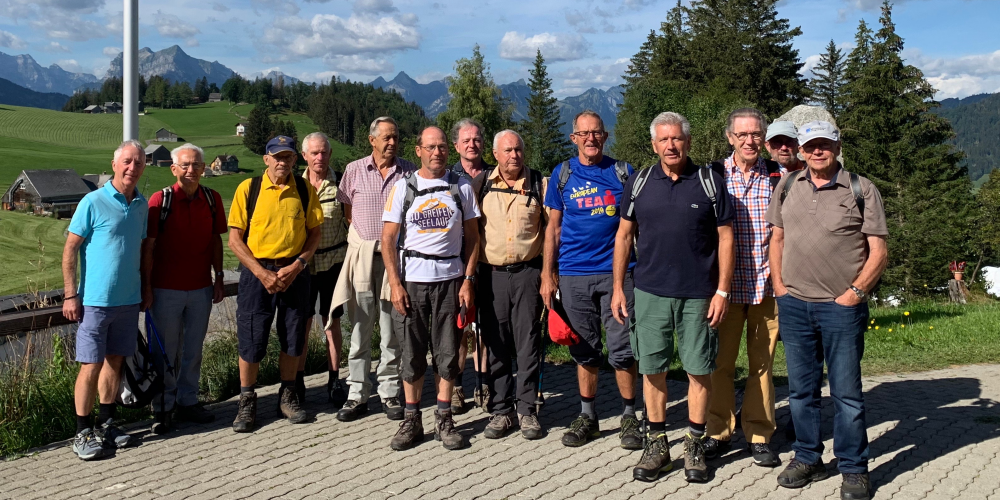 Die Seniorenturner des Männerturnverein Schmerikon wanderten auf dem Amdener Höhenweg.