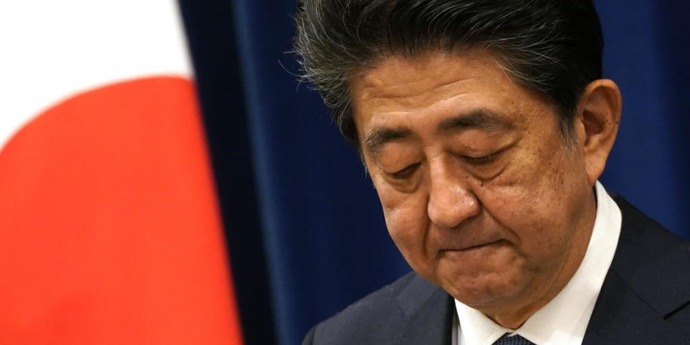 Shinzo Abe, Ministerpräsident von Japan, spricht während einer Pressekonferenz in seiner offiziellen Residenz. Japans rechtskonservativer Regierungschef Abe hat wegen gesundheitlicher Probleme seinen Rücktritt angekündigt. Foto: -/Pool/ZUMA Wire/dpa