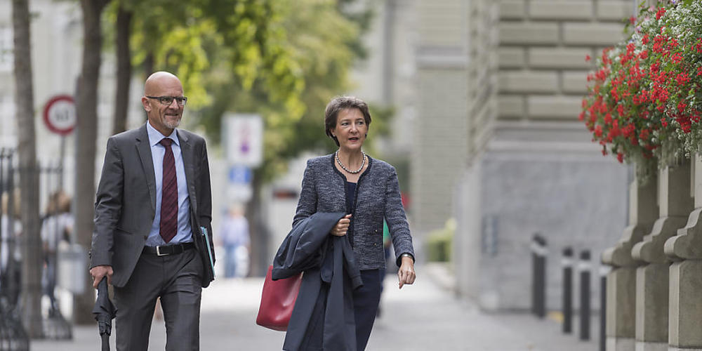 Bundespräsidentin Simonetta Sommaruga auf dem Weg zu den Von-Wattenwyl-Gesprächen.