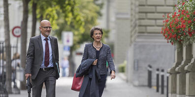 Bundespräsidentin Simonetta Sommaruga auf dem Weg zu den Von-Wattenwyl-Gesprächen.
