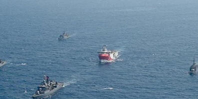 ARCHIV - Das türkische Forschungsschiff «Oruc Reis» (M) fährt in Begleitung türkischer Kriegsschiffe über das Mittelmeer (bestmögliche Qualität). Die Spannungen im Streit um Erdgas im östlichen Mittelmeer dauern an. Foto: -/IHA/AP/dpa