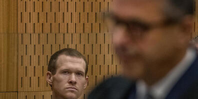 Brenton Tarrant (l), Attentäter von Christchurch, sitzt im Gerichtssaal im High Court. Eineinhalb Jahre nach den blutigen Anschlägen auf zwei Moscheen im neuseeländischen Christchurch ist der Attentäter Tarrant zu einer lebenslangen Haftstrafe ver...