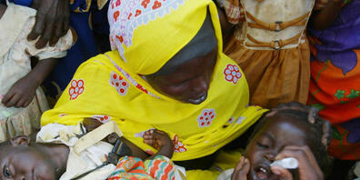 Sudanesische Kinder 2004 bei der Impfung gegen Masern und Polio. Nun ist es wider Erwarten wieder soweit: Drei Tage, nachdem die WHO verkündet hat, Polio in Afrika sei ausgerottet, wurden 13 Fälle im Sudan bekannt. Es soll nicht der einzige Staat ...