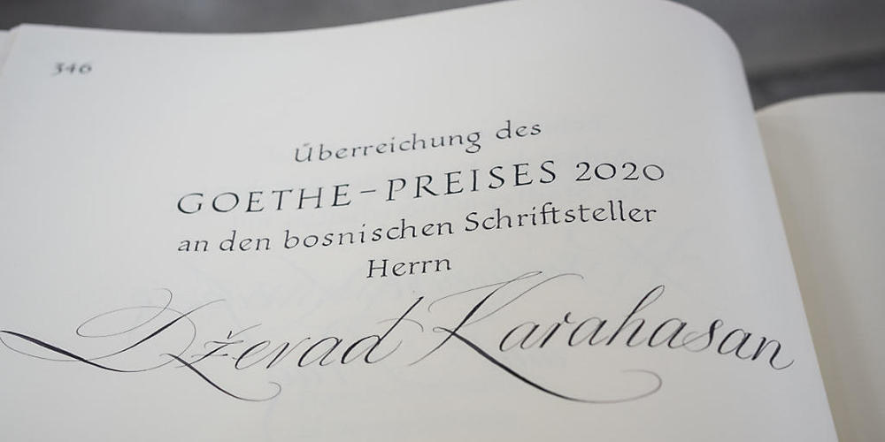 «Überreichung des Goethe-Preises 2020 an den bosnischen Schriftsteller Dzevad Karahasan» steht in der Paulskirche vor der Preisverleihung im Goldenen Buch der Stadt Frankfurt am Main. Foto: Frank Rumpenhorst/dpa