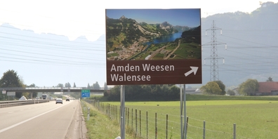 Das neue Schild auf der A3 macht mit einem Luftbild auf Amden, Weesen und den Walensee als Tourismus-Destination aufmerksam.