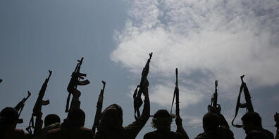 Stammesangehörige, die Verbündete der Huthi-Rebellen sind, halten ihre Waffen in die Höhe. Foto: Hani Mohammed/AP/dpa