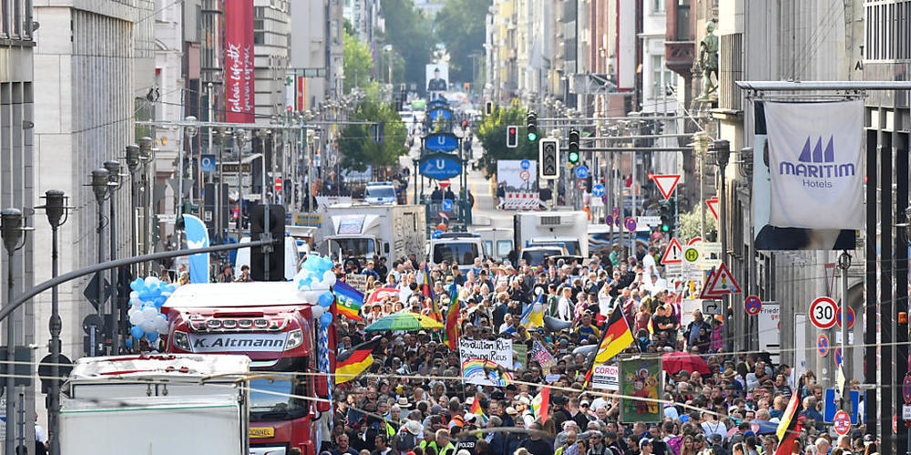 Teilnehmer sammeln sich in der Friedrichstraße zu einer Demonstration gegen die Corona-Maßnahmen. Foto: Paul Zinken/dpa