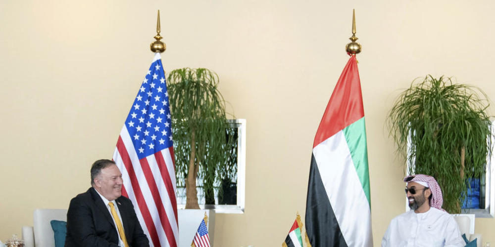 HANDOUT - Scheich Tahnoun bin Zayed Al Nahyan, Nationaler Sicherheitsberater der Vereinigten Arabischen Emirate, empfängt Mike Pompeo, Außenminister der USA, im Al-Shati-Palast. Foto: Rashed Al-Mansoori/Ministry of Presidential Affairs, WAM/dpa - ...