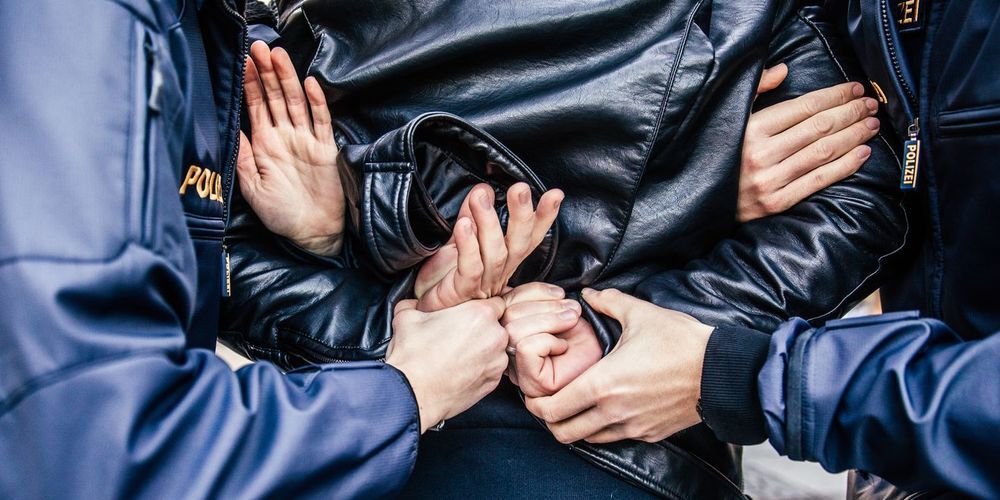 Nach ihrem Angriff auf die Polizei wurden die beiden 26-Jährigen zum Polizeiposten abgeführt. (Symbolbild)