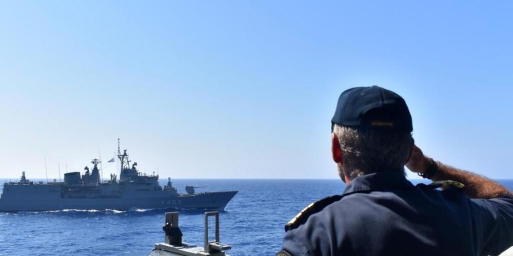 HANDOUT - Ein Offizier an Bord eines griechischen Kriegsschiffes salutiert während einer Militärübung im östlichen Mittelmeer. Foto: Uncredited/Greek Defense Ministry/AP/dpa - ACHTUNG: Nur zur redaktionellen Verwendung im Zusammenhang mit der aktu...