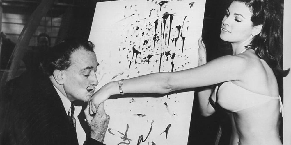 ARCHIV - In dem Schaufenster eines Geschäftes steht Raquel Welch, Hauptdarstellerin des Films "Eine fantastische Reise", dem spanischen Maler Salvador Dali Modell. Foto: -/dpa