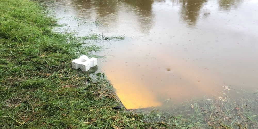 Der Deckel wurde offenbar nicht durch den (Wasser-)Druck gehoben, sondern von einem Passanten zur Reinigung entfernt und nicht zurückgelegt.