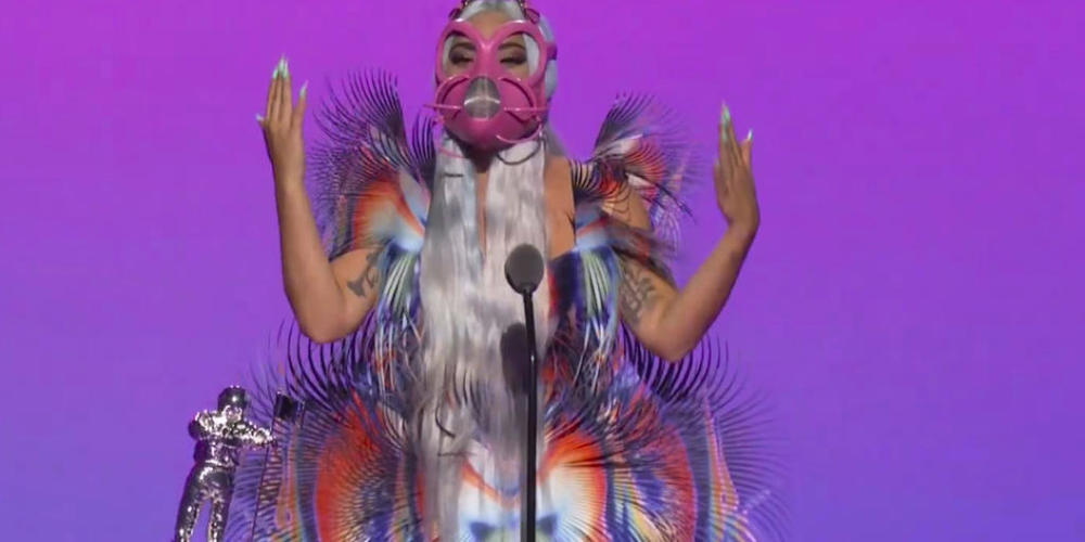 HANDOUT - Dieses von MTV zur Verfügung gestellte Videostandbild zeigt Lady Gaga, die während der MTV Video Music Awards den Preis für die beste gemeinsame Arbeit für «Rain on Me» annimmt. Foto: Uncredited/MTV/AP/dpa - ACHTUNG: Nur zur redaktionell...