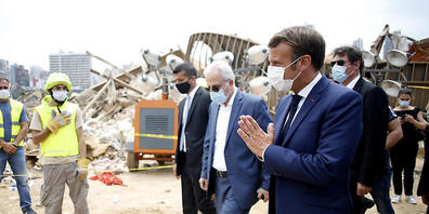 Der französische Präsident Emmanuel Macron (rechts) reist erneut nach Beirut. Er fordert vom Libanon einen politischen Wandel. (Archivbild)