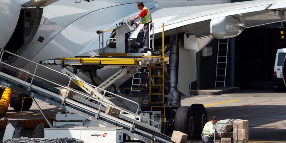 Die Fluggesellschaft Swiss hat rund 750 Sitze aus drei Flugzeugen ausgebaut, um Platz für Frachttransporte zu schaffen. (Archivbild)