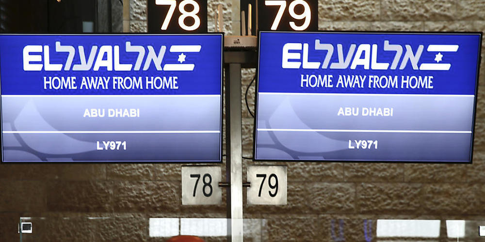 Die Flugnummer des El Al-Fluges nach Abu Dhabi wird am Flughafen Ben Gurion angezeigt. Foto: Ariel Schalit/AP/dpa