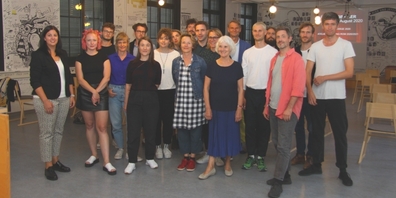 Regierungsrätin Laura Bucher (l.) und die EmpfängerInnen der Werkbeiträge und der Rom-Aufenthalte nach der Übergabe im Raum für Literatur der St.Galler Hauptpost.