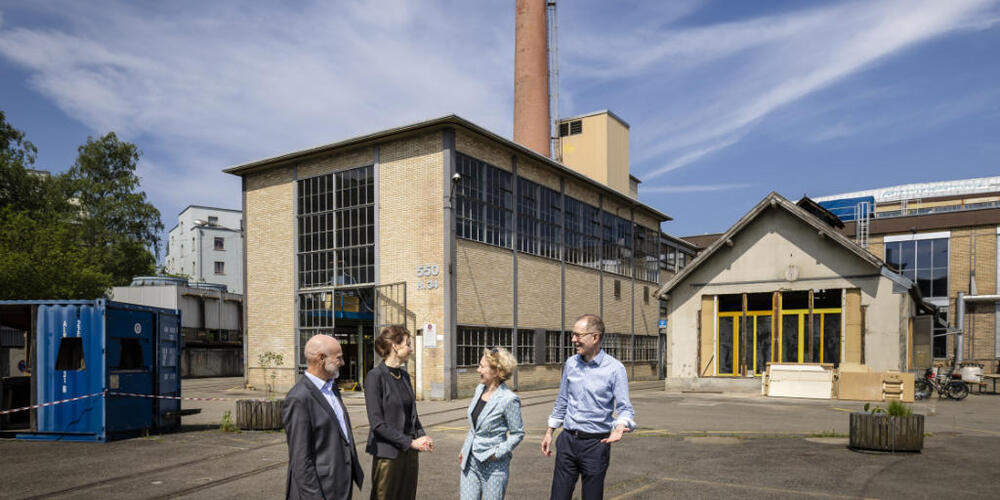 Stadtrat André Odermatt, Nora Teuwsen, Vorsitzende der Geschäftsleitung von ABB Schweiz, Stadtpräsidentin Corine Mauch und Stadtrat Daniel Leupi (von links nach rechts) vor Kesselhaus und Heizzentrale auf dem Areal MFO-West.