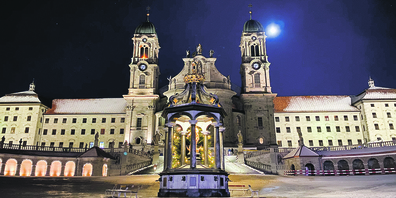 Nun gehen die Lichter an der Klosterfassade wieder an – dieses Mal auf voller Breite. (Bild: Archiv EA)
