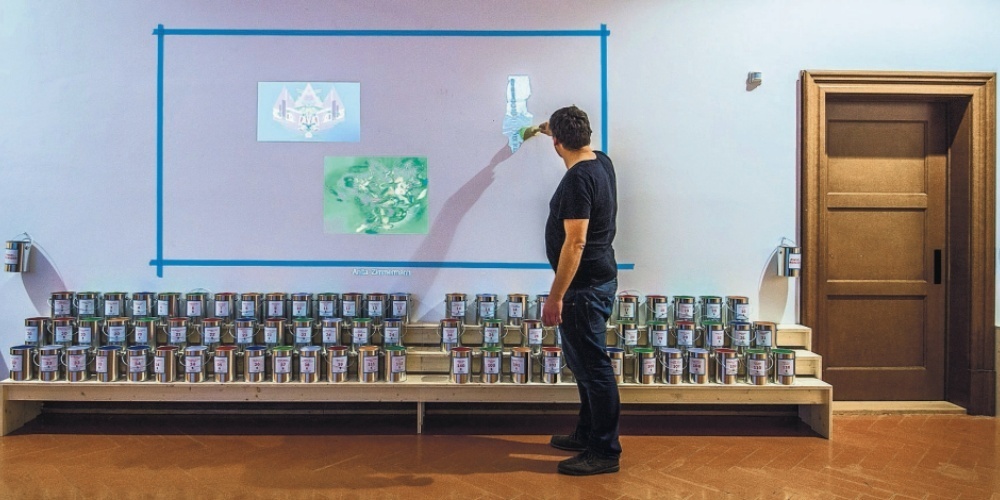 Impression aus dem Jahr 2014: Viele unterschiedliche Künstler und Künstlerinnen präsentieren ihre ebenfalls unterschiedlichen Kunstwerke.