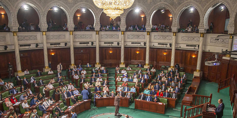 Der designierte tunesische Premierminister Hichem Mechichi (r) hält seine Rede im Parlament vor einer Vertrauensabstimmung. Foto: Riadh Dridi/AP/dpa
