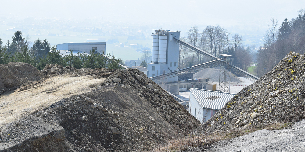 Dem Anwalt wurde vorgeworfen,  eine Einsprache gegen eine Verlängerung des Kiesabbaus in Nuolen und Tuggen ohne Rücksprache mit seinen Klienten zurückgezogen zu haben. (Bild: Archiv)