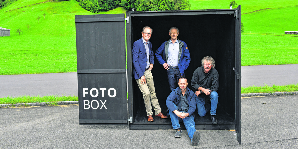 Das OK präsentiert die Fotobox, welche die Teilnehmenden bei FOTOSZ 21 mit ihrem Fotoprojekt bespielen können: (v. l.) Werner Schibig, Präsident; Alois Schibig, Infrastruktur; Pascal Kälin Rahmenprogramm/Vermittlung; Dölf Ehrler, Geschäftsstellenleiter FOTOSZ 21.
