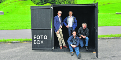 Das OK präsentiert die Fotobox, welche die Teilnehmenden bei FOTOSZ 21 mit ihrem Fotoprojekt bespielen können: (v. l.) Werner Schibig, Präsident; Alois Schibig, Infrastruktur; Pascal Kälin Rahmenprogramm/Vermittlung; Dölf Ehrler, Geschäftsstellenleiter FOTOSZ 21.