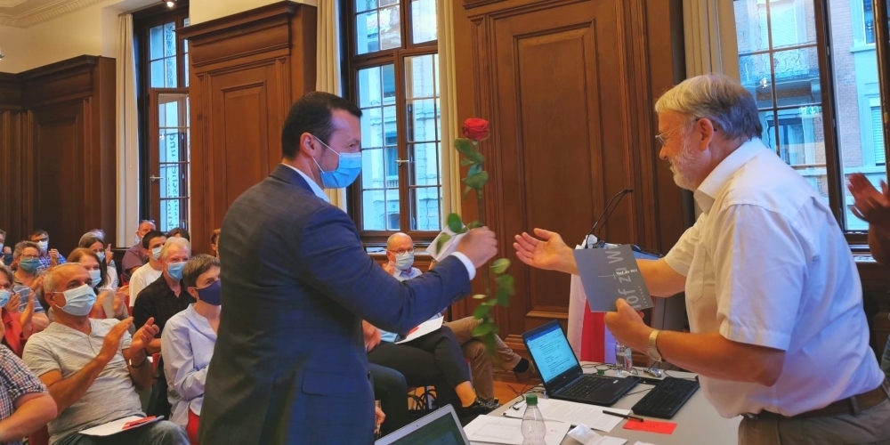 SP-Kantonalpräsident Max Lemmenmeier (r.) verabschiedet am Parteitag den amtsältesten Vizepräsidenten Arber Bullakaj (l.).