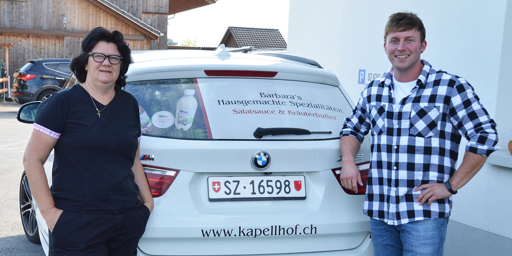 Barbara Krieg und Emil Pfister vermarkten ihre Salatsauce. (Bild Urs Attinger)