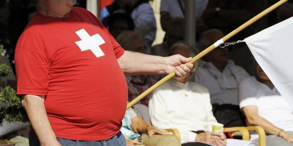 Schweizer sind nicht dick, ihre Schönheit benötigt einfach etwas mehr Platz. Bei 41 Prozent der Bevölkerung liegt dieser Platzbedarf über der Norm - und trotz Diätboom ist dieser Anteil in den letzten Jahren überhaupt nicht zurückgegangen. (Symbol...