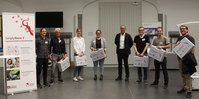 Die Teilnehmenden des „SimplyNano 2“-Kurses vom 2. September am Hauptsitz von Sefar mit Alex von Wyl (Kursleiter, links) und Christoph Tobler (CEO Sefar, Mitte)  (Bilder: Die Innovationsgesellschaft, 2020)