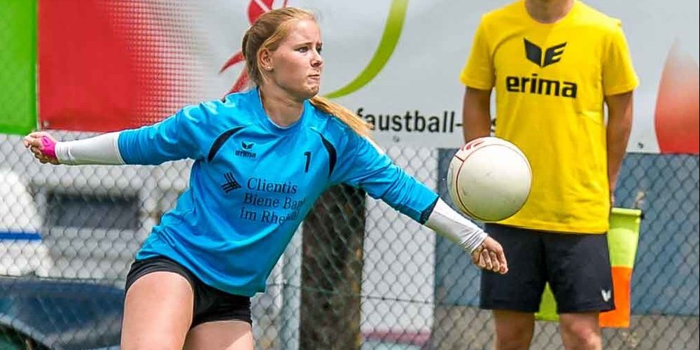 Abwehrspielerin Mirjam Schlattinger muss am Wochenende vermutlich wegen einer Ellbogenverletzung aussetzen (Bild: zVg)