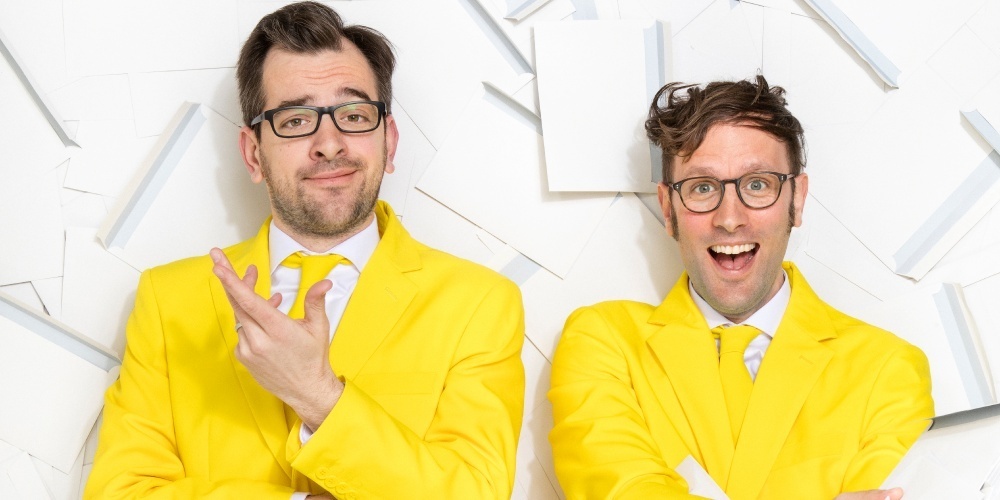Kilian Ziegler (l.), Poetry-Slam-Schweizermeister 2018, und Musiker Samuel Blatte (r.) besingen die Krone der Kommunikation: den Brief. 