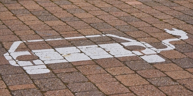 Zu den Massnahmen, die von Politik und Verwaltung bis 2025 umzusetzen sind, gehört der Ausbau der Ladeinfrastruktur für Elektroautos. (Symbolbild)