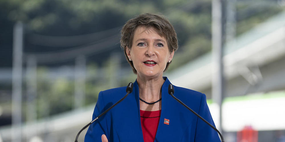 Bundespräsidentin Sommaruga erinnerte in ihrer Rede an die beschwerliche Reise über den Ceneri während der Ferien in ihrer Kindheit im Tessin.