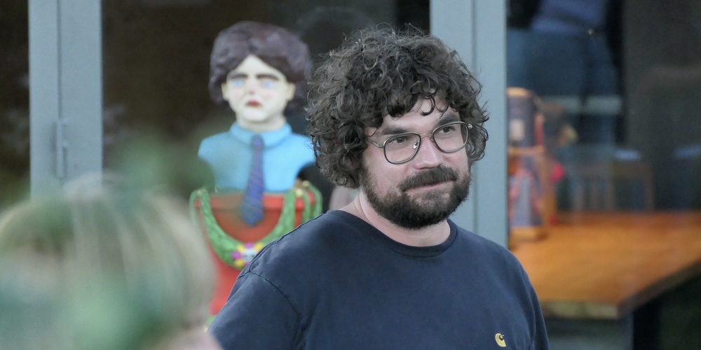 Paul Müller zeigte seine zum Teil fröhlichen, zum Teil nachdenklich machenden Figuren (Bilder: Ulrike Huber)