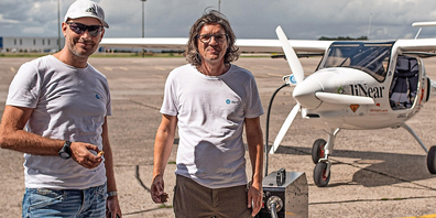 Geschafft: Die Flugpioniere Morell Westermann (links) und Marco Buholzer sind mit ihrem Elektroflieger in Norddeutschland auf Norderney gelandet.  (Bilder: zvg)