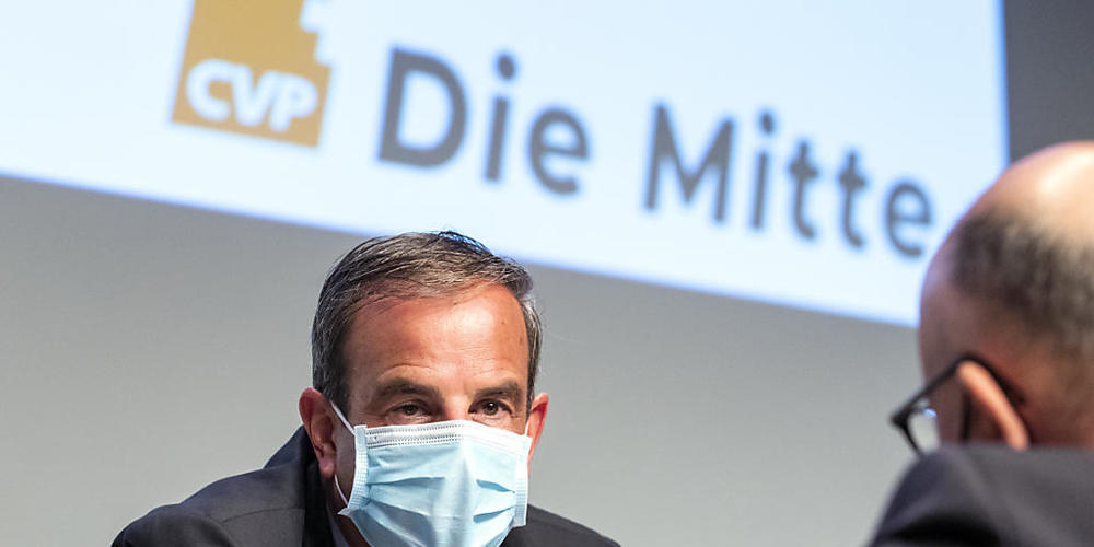 Präsident Gerhard Pfister will die Traditionspartei CVP Schweiz in "Die Mitte" umbenennen: "Wir wollen die national relevante politische Kraft der Mitte bleiben", sagte Pfister an der Delegiertenversammlung in Baden AG.