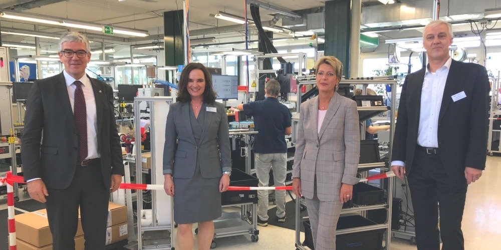 Auf Einladung der Ostschweizer Regierungskonferenz nahm Bundesrätin Karin Keller-Sutter (2.v.r.) ebenfalls am Firmenbesuch teil.