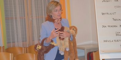 Referentin Silvia Brunner-Knobel zeigte anschaulich, wie viele «Affen» sich an einem festklammern, wenn man Dinge nicht anspricht.