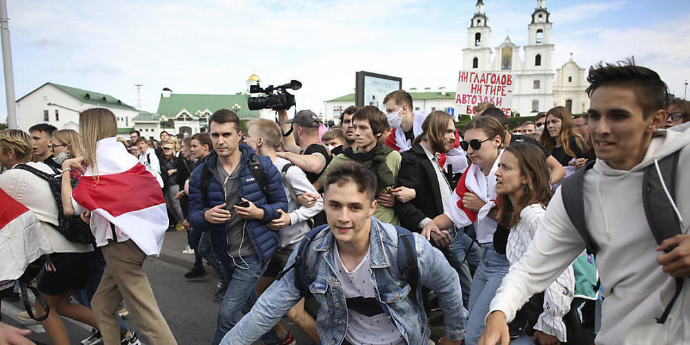 Belarussische Studenten flüchten in Minsk vor der Polizei. Foto: Uncredited/Tut.by/AP/dpa