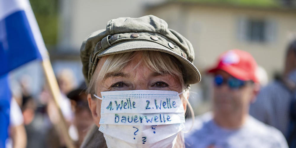 Eine Demonstrantin an der Kundgebung gegen Massnahmen zur Bekämpfung der Coronavirus-Pandemie in Flüelen UR am Samstag.