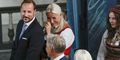 Haakon (l), Kronprinz von Norwegen, und Mette-Marit (M), Kronprinzessin von Norwegen, nehmen an der Konfirmation ihres 14-jährigen Sohns teil. Daneben steht ihre Tochter Ingrid Alexandra (r), Prinzessin von Norwegen. Der Gottesdienst wird live im ...