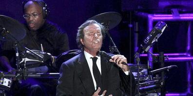ARCHIV - Der spanische Sänger Julio Iglesias singt bei einem Konzert der «Starry Night Tour» in der «La Malagueta» Arena. Nach mehrwöchigem Schweigen hat der spanische Schlagersänger Julio Iglesias den Spekulationen über seinen Gesundheitszustand ...