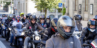 Dutzende Menschen haben in der Genfer Innenstadt am Samstag gegen den möglichen Abbau von rund viertausend Parkplätzen demonstriert.
