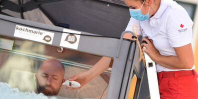 Ein medizinischer Angestellter überprüft die Temperatur von Extremsportler Josef Köberl, der in einer Eiskabine steht. Foto: Guo Chen/XinHua/dpa